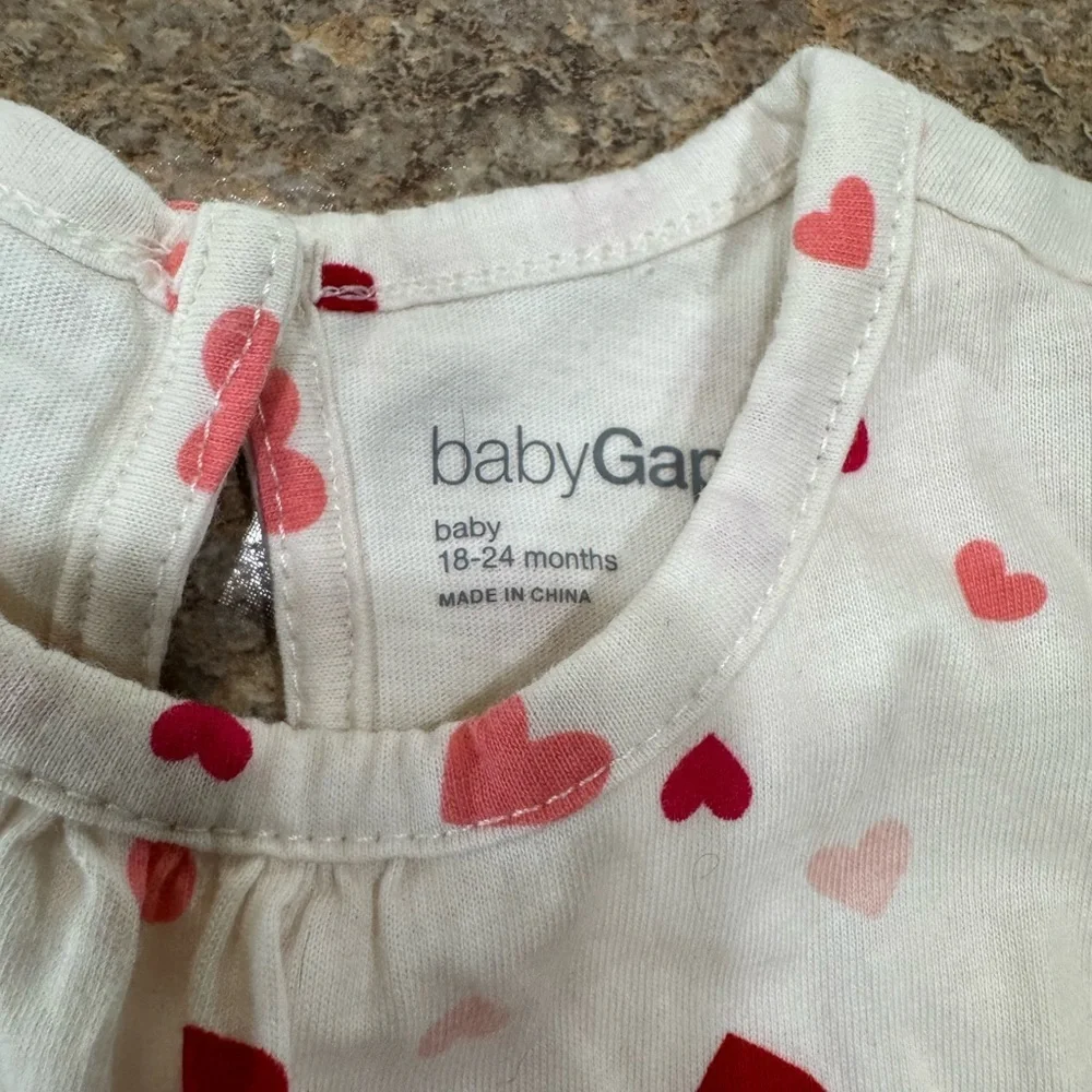 babyGap Long Sleeve Peplum Bodysuit – 18–24 Months – Red & Pink Hearts